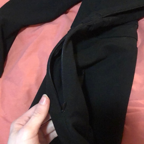 Short black structured dress - Picture 4 of 4